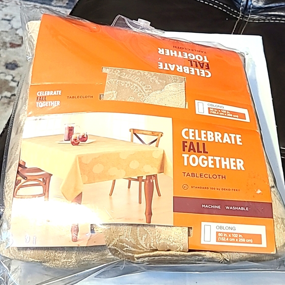 KOHLS CLOTH TABLE CLOTH OBLONG 60"X102" GOLD, CLASSIC, CLASSY. - Picture 2 of 5